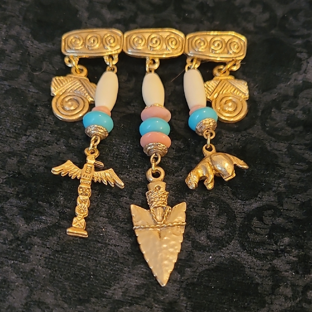 2/$22 Goldtone Canadiana Charm Brooch With Beaver, Totem And Arrowhead